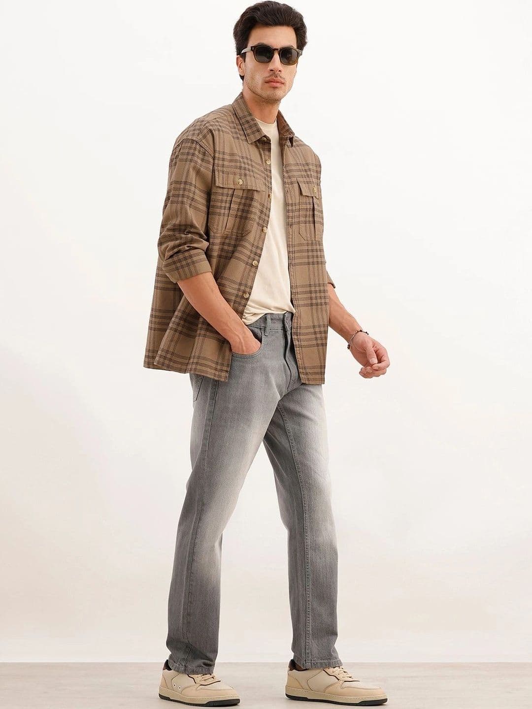 WROGN Men Anti Relaxed Fit Mid-Rise Light Fade Stretchable Jeans thumbnail 3