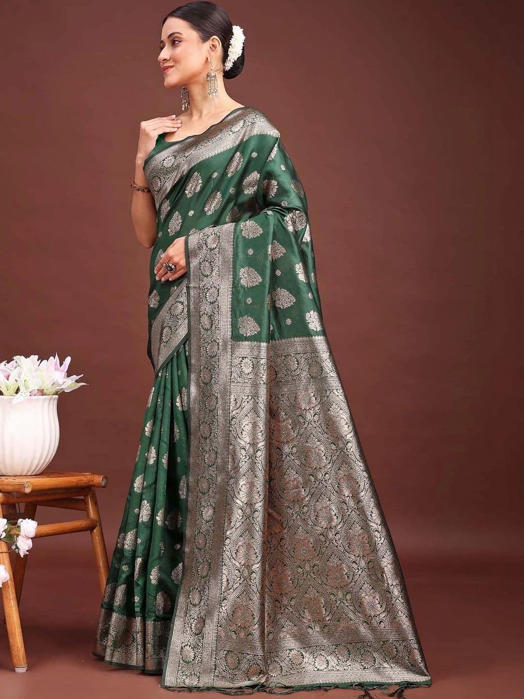 Mitera Woven Design Zari Silk Blend Banarasi Saree thumbnail 4