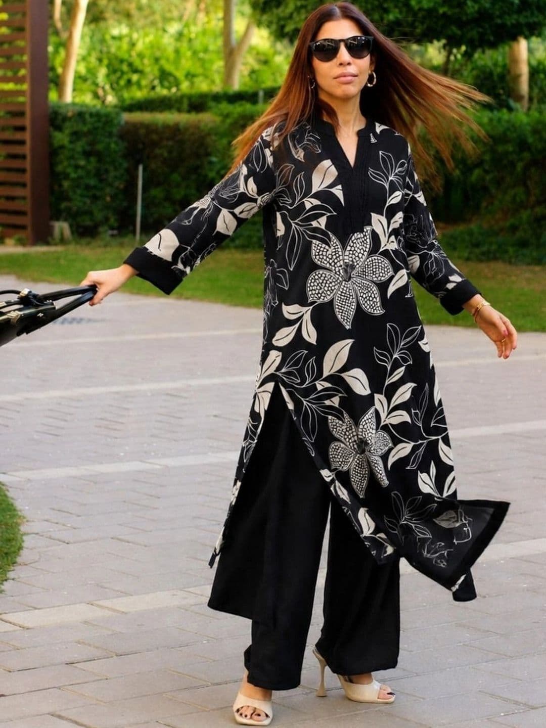 SZN Women Floral Printed Regular Kurta with Palazzos thumbnail 3