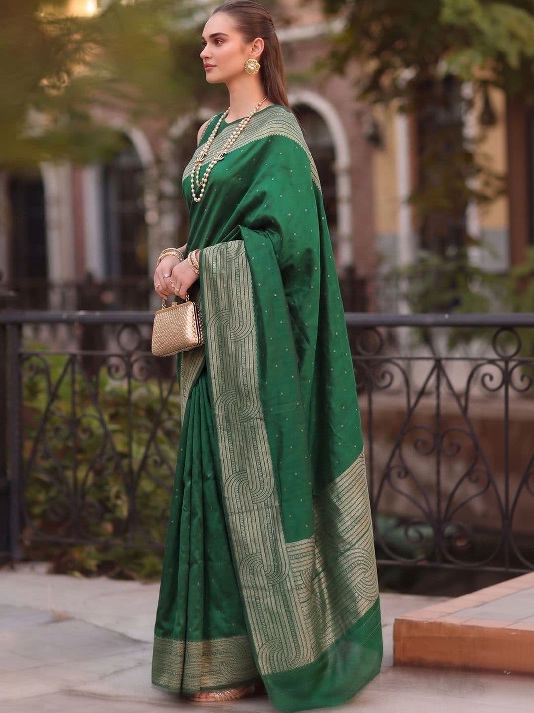 Mitera Woven Design Zari Silk Blend Banarasi Saree thumbnail 2