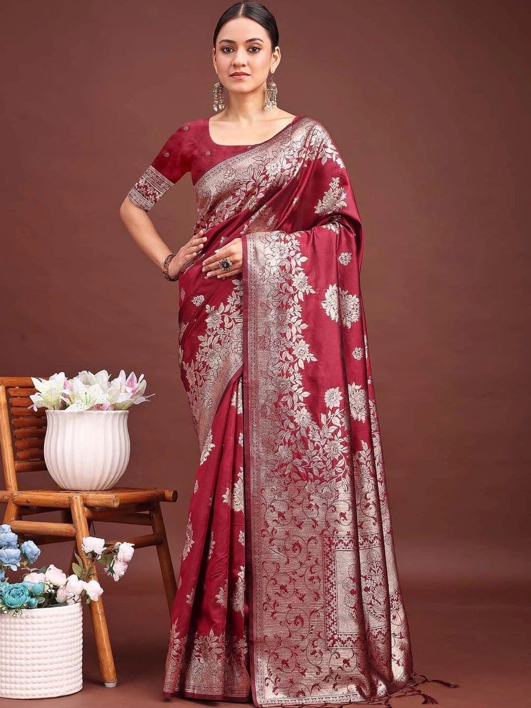 Mitera Woven Design Zari Silk Blend Banarasi Saree thumbnail 4