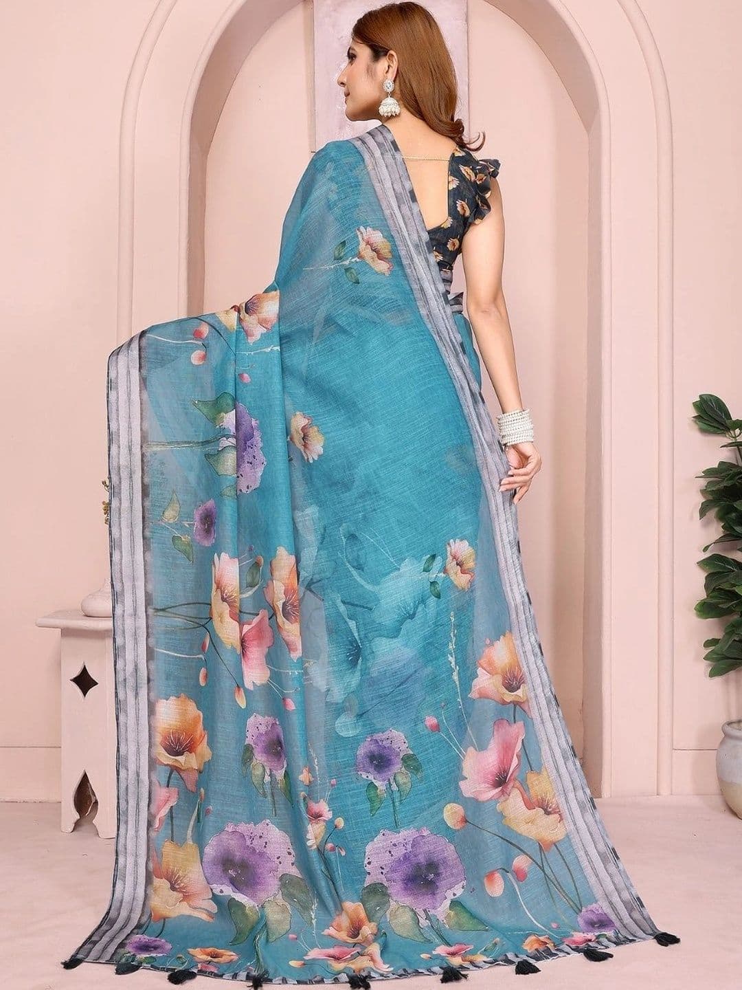 Kesarii Floral Linen Blend Saree thumbnail 4