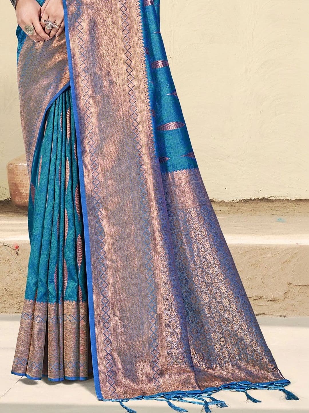 Mitera Woven Design Zari Silk Blend Banarasi Saree thumbnail 3