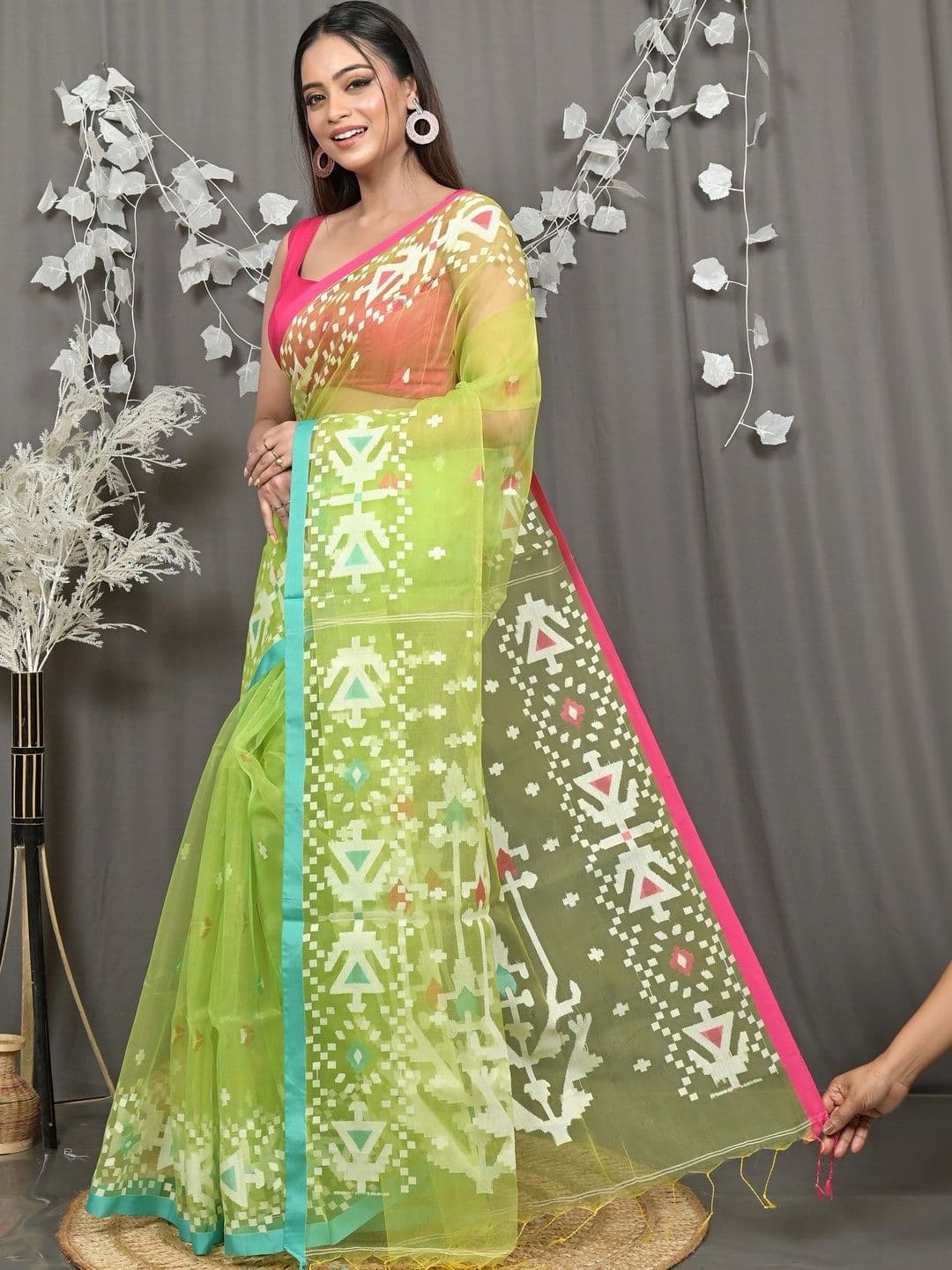 DipDiya Ethnic Motifs Sequinned Handloom Taant Saree thumbnail 7