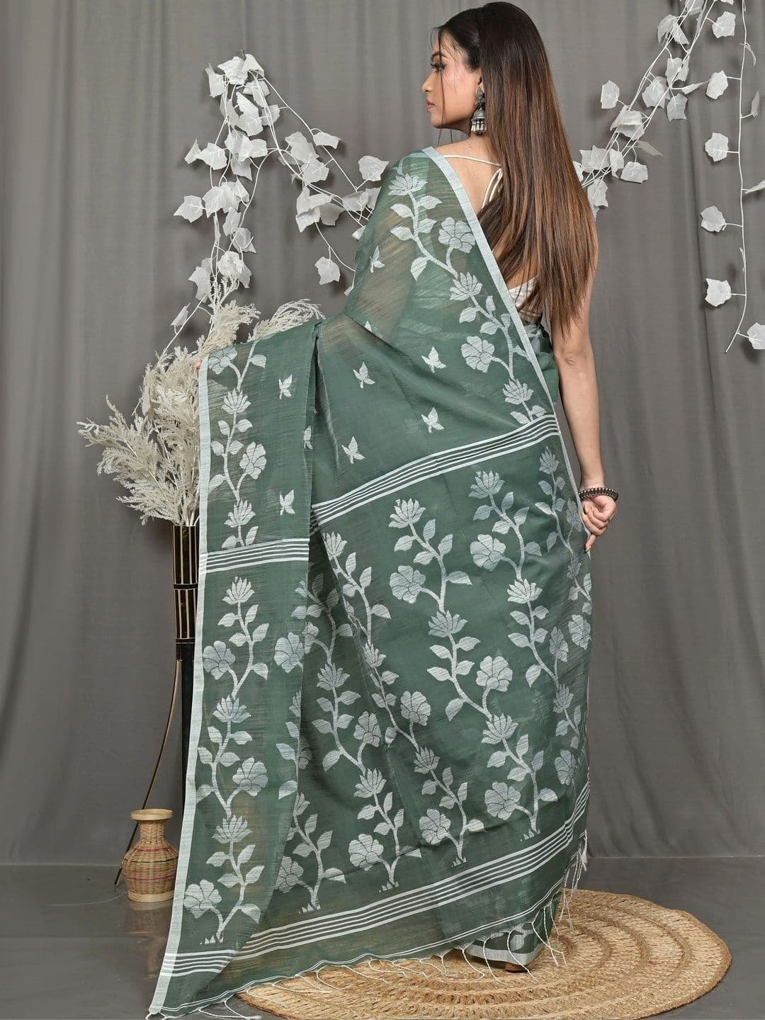 DipDiya Floral Sequinned Handloom Taant Saree thumbnail 7