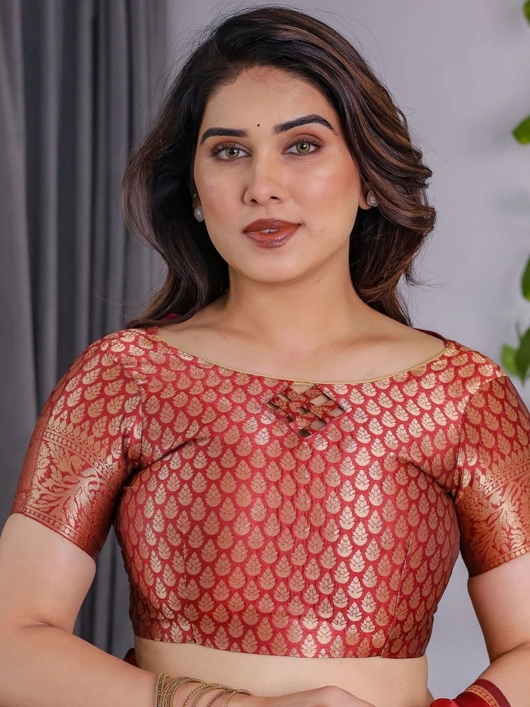 Mitera Woven Design Zari Silk Blend Designer Saree thumbnail 6