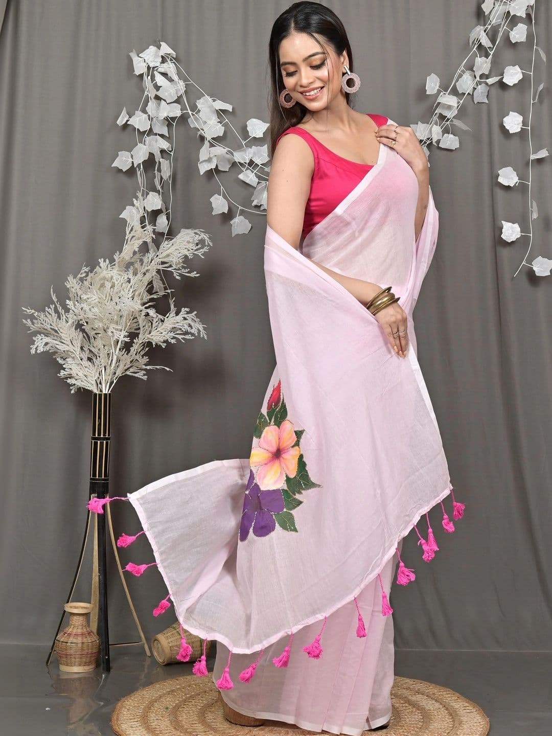 DipDiya Floral Sequinned Pure Cotton Taant Saree thumbnail 6