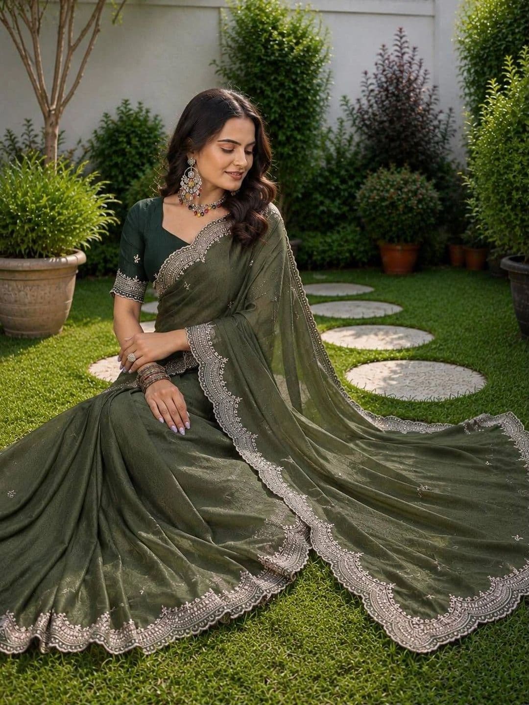 Vastra Drape Ethnic Motifs Embroidered Poly Georgette Saree thumbnail 2