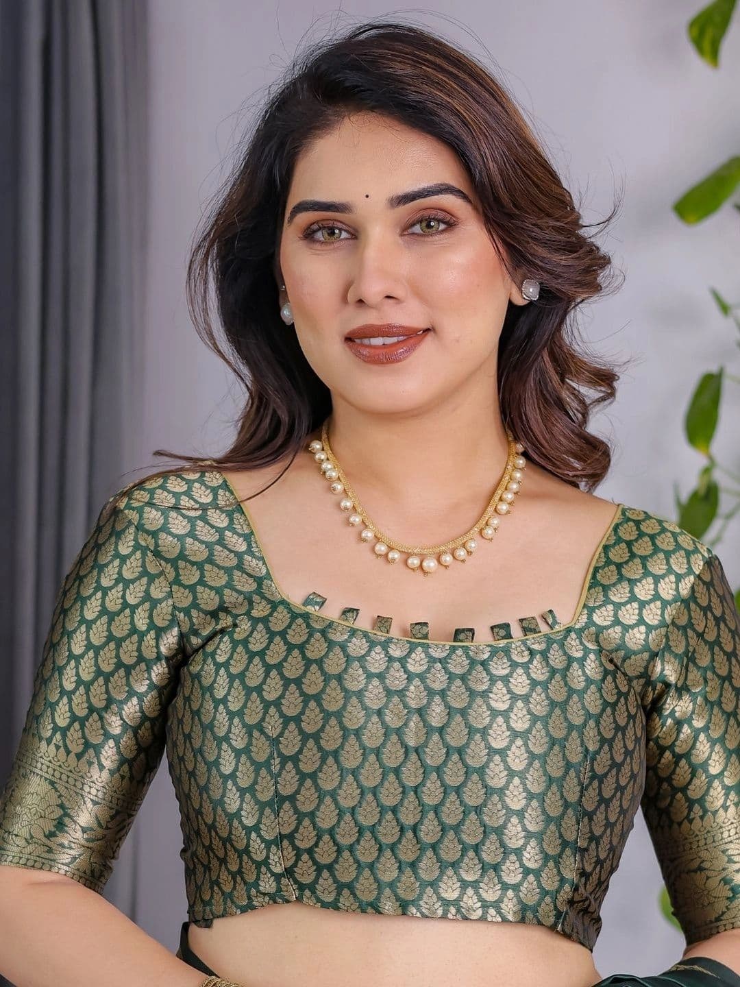 Mitera Woven Design Zari Silk Blend Designer Saree thumbnail 5