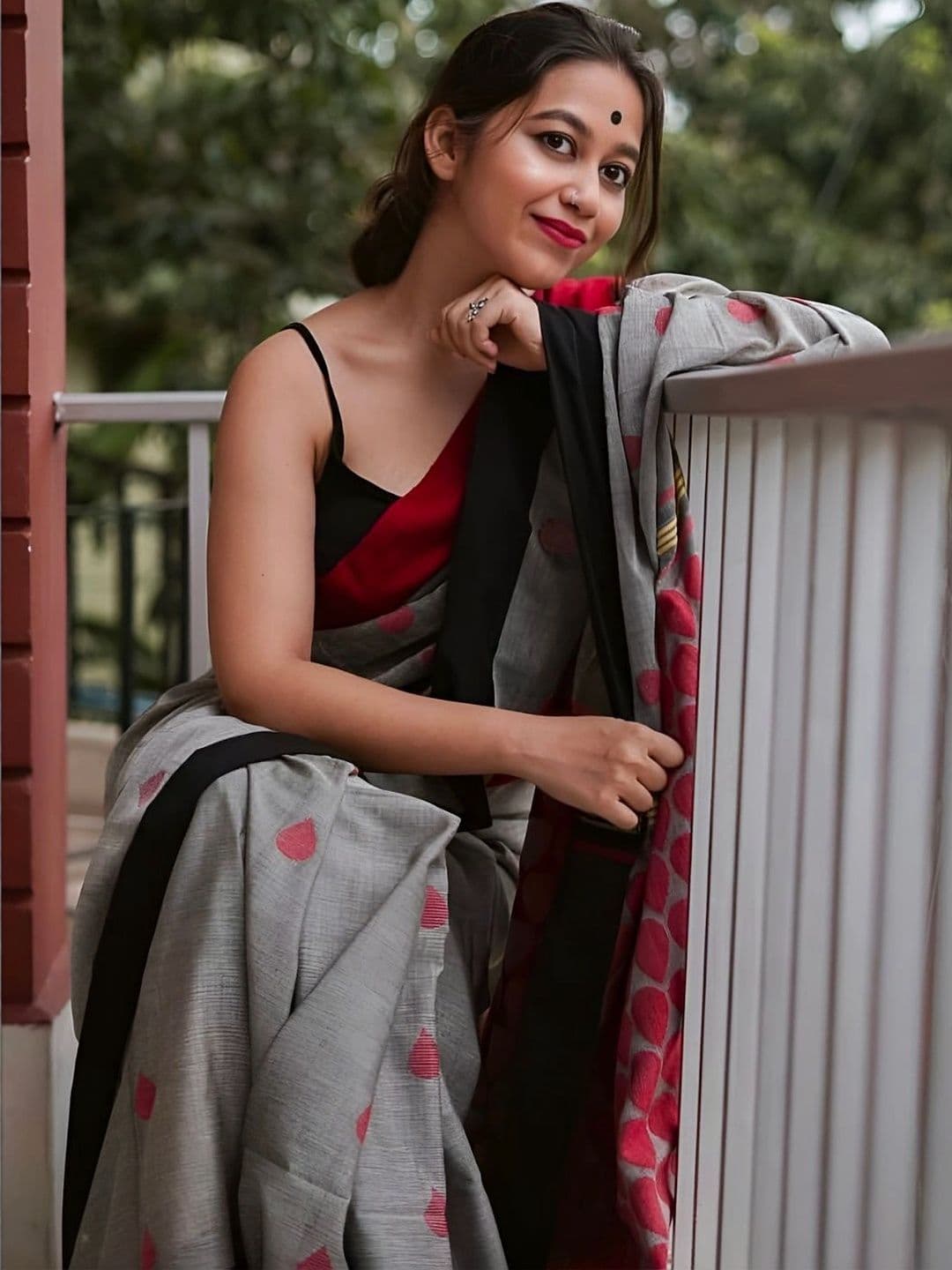 MRSWEARS Women Paisley Saree thumbnail 7