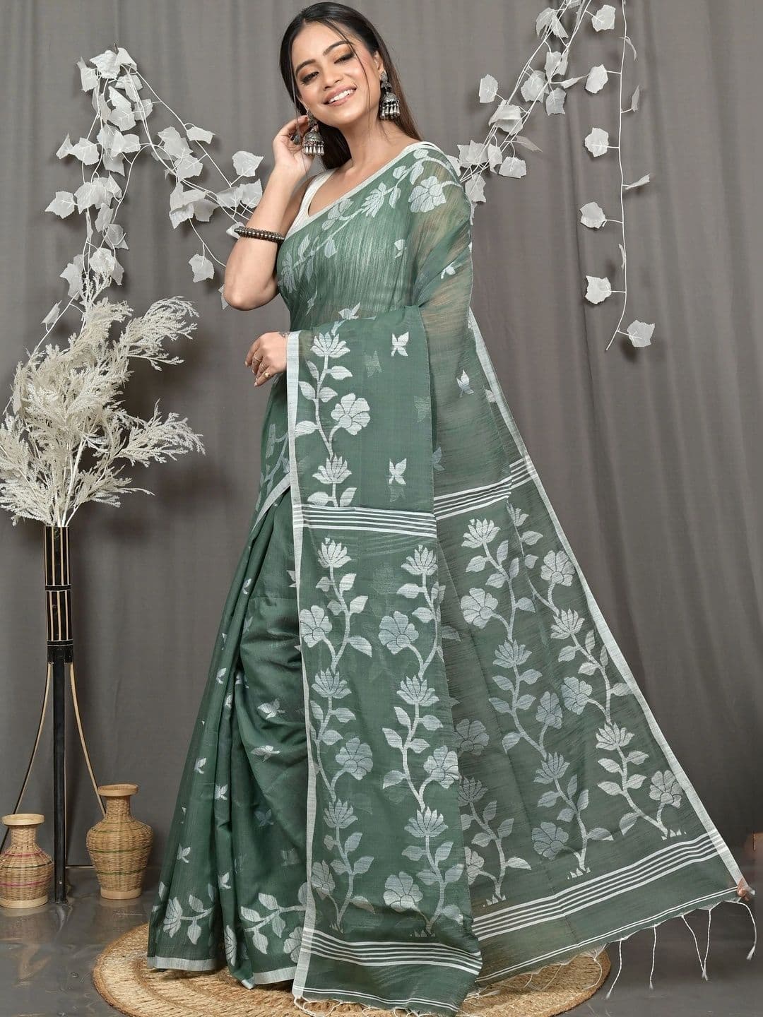 DipDiya Floral Sequinned Handloom Taant Saree thumbnail 4