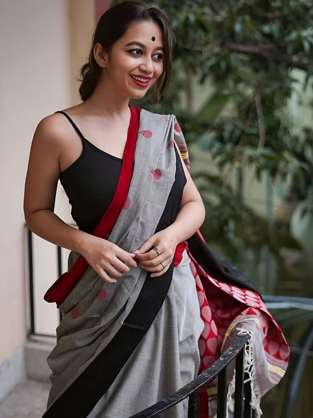 MRSWEARS Women Paisley Saree thumbnail 4