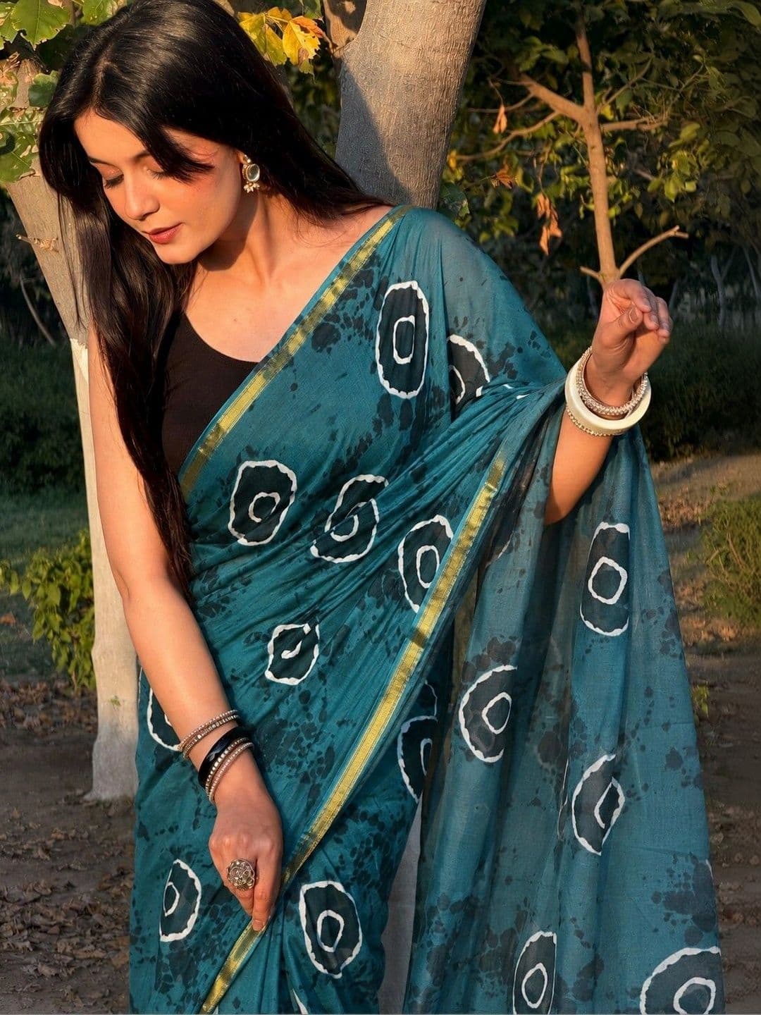 Lovwear Women Ethnic Motifs Pure Cotton Handloom Ikat Saree thumbnail 3