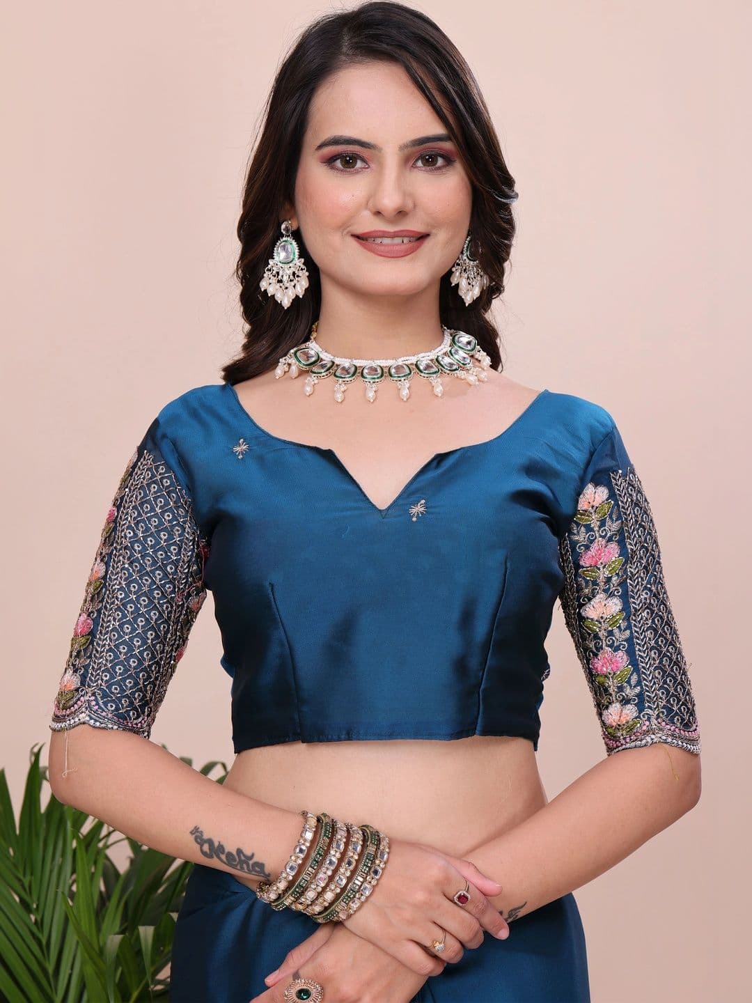 Saanvi Floral Embroidered Silk Blend Saree thumbnail 3