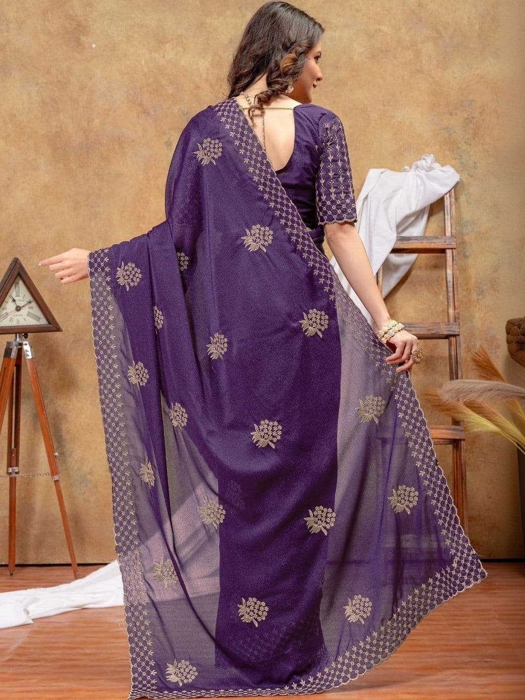 Saanvi Women Floral Embroidered Poly Georgette Saree thumbnail 3