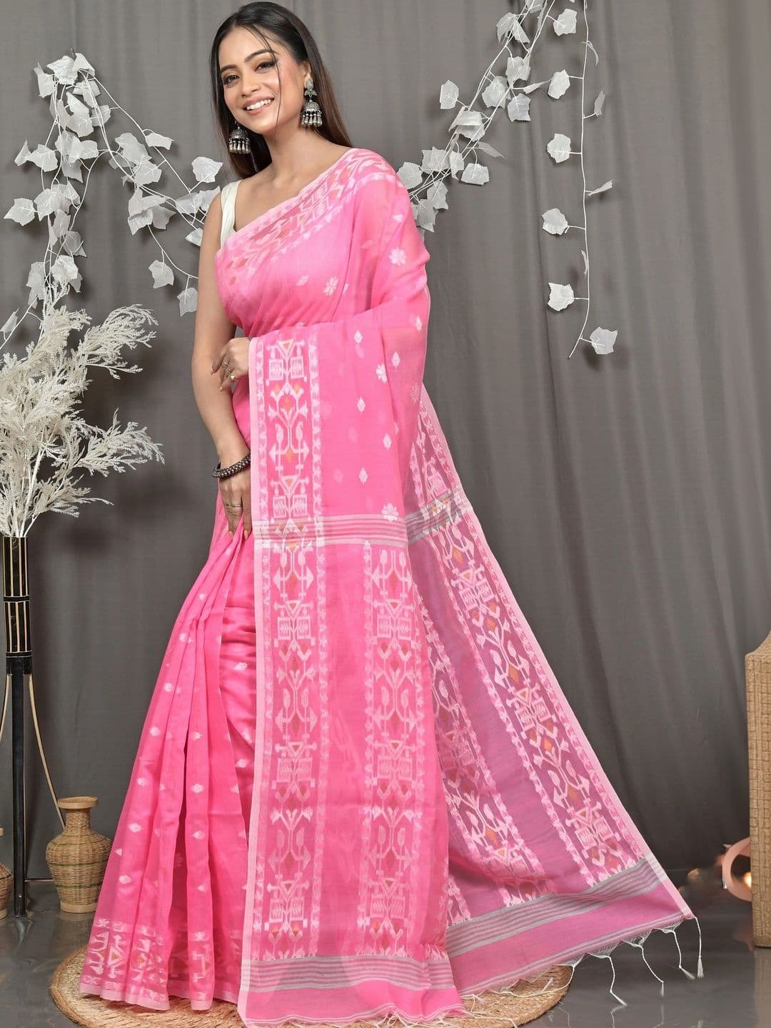 DipDiya Women Woven Design Sequinned Handloom Taant Saree thumbnail 6