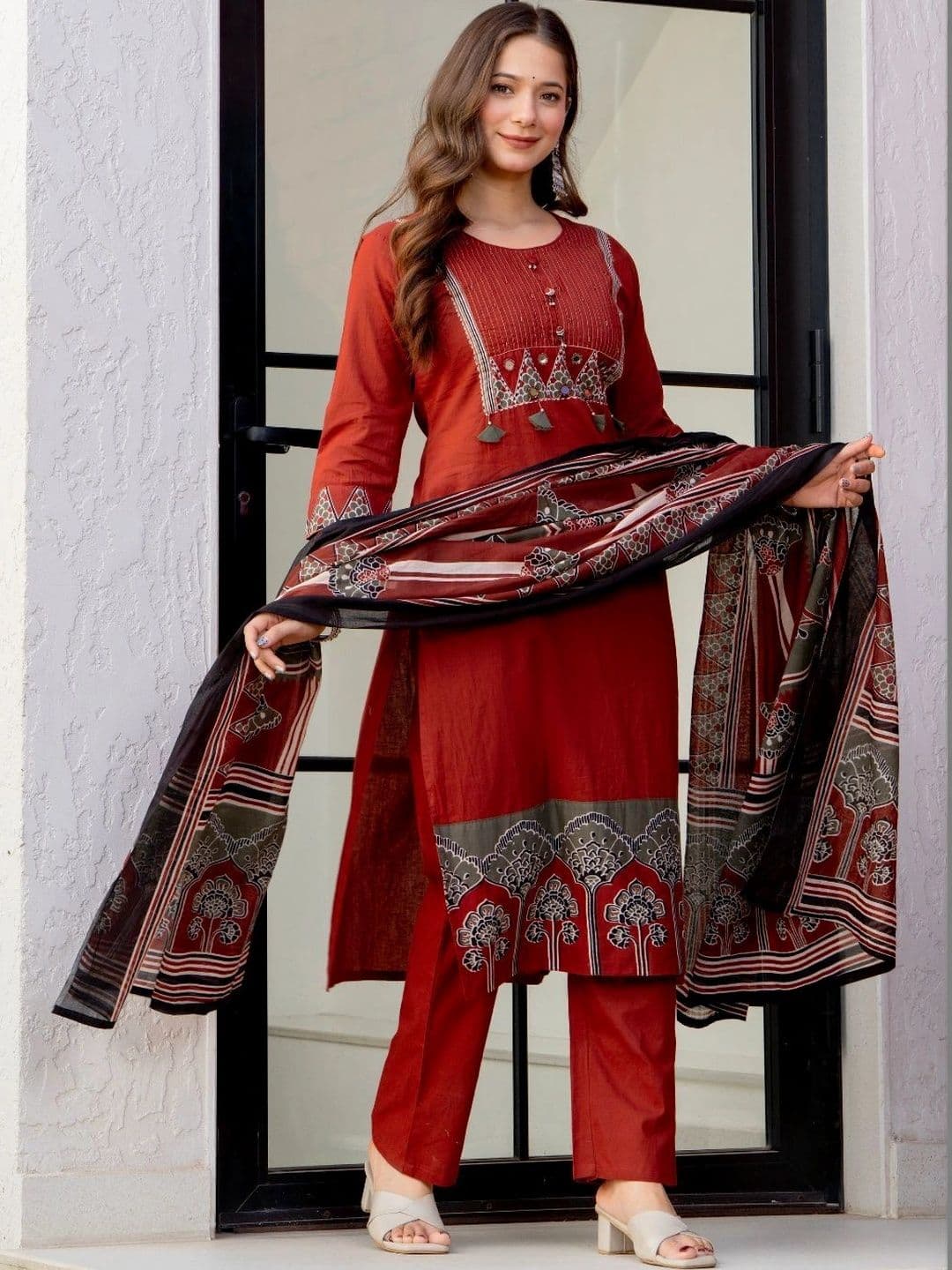 Amayra Women Ethnic Motifs Printed Panelled Mirror Work Pure Cotton Kurta with Trousers & With Dupatta thumbnail 3