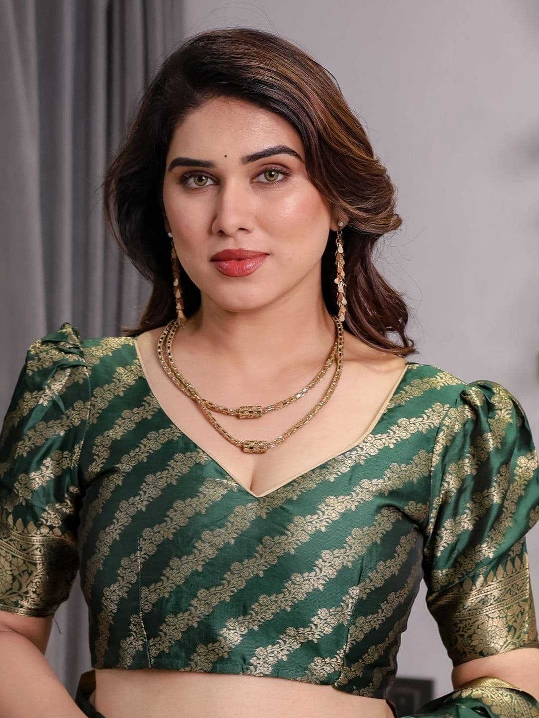 Mitera Woven Design Zari Silk Blend Designer Saree thumbnail 2