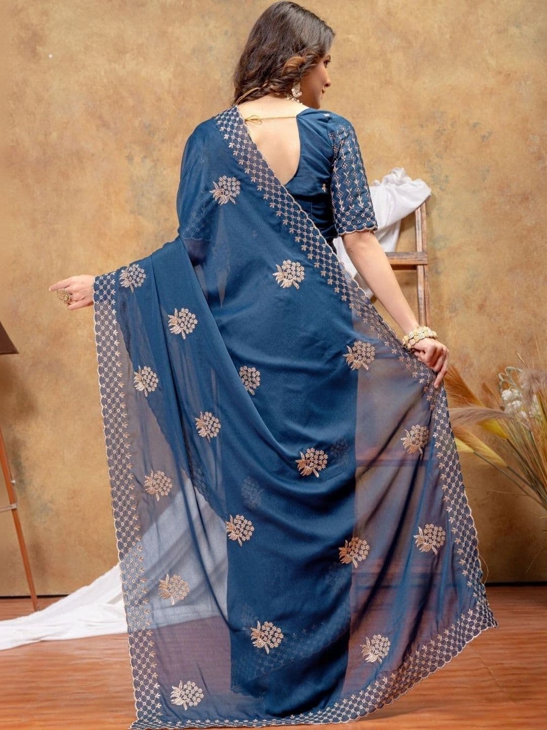 Saanvi Floral Embroidered Poly Georgette Saree thumbnail 2