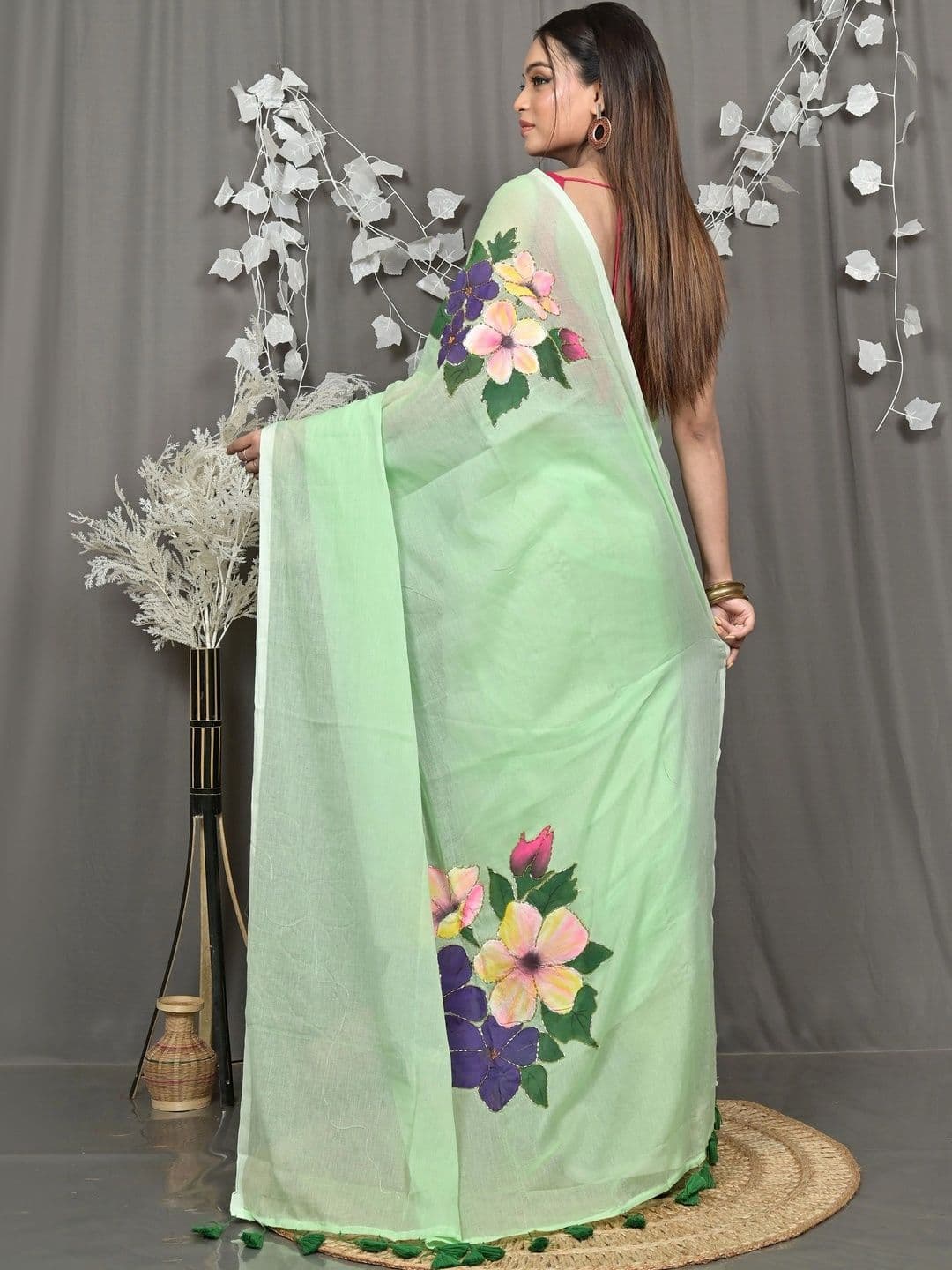 DipDiya Women Cotton Floral Printed Sequinned Handloom Taant Saree thumbnail 3