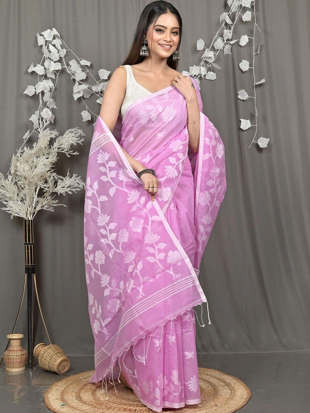 DipDiya Woven Design Sequinned Handloom Taant Saree - view 1