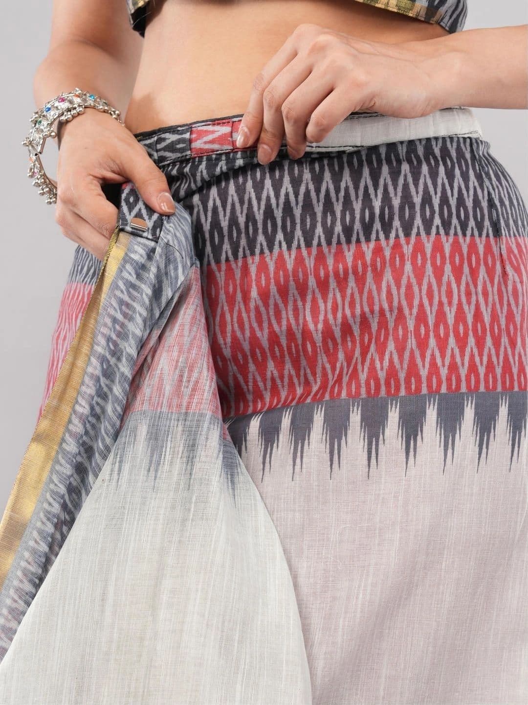 SAMANTHA Ethnic Motifs Zari Linen Blend Belted Ikat Saree thumbnail 7