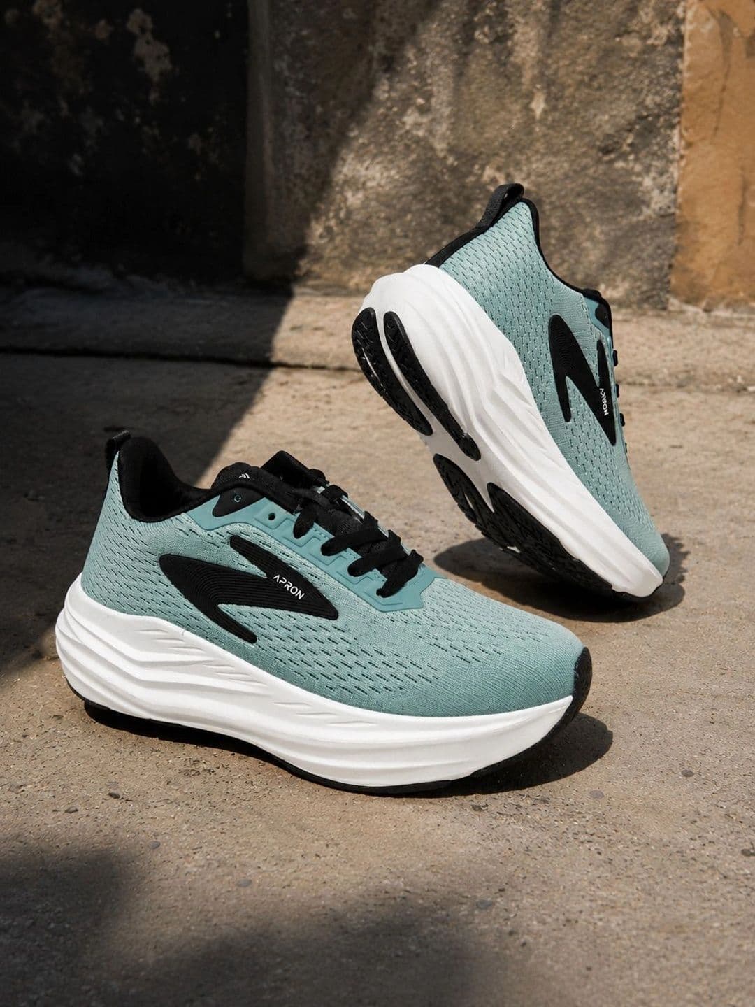 APRON Men Running Shoes - view 1