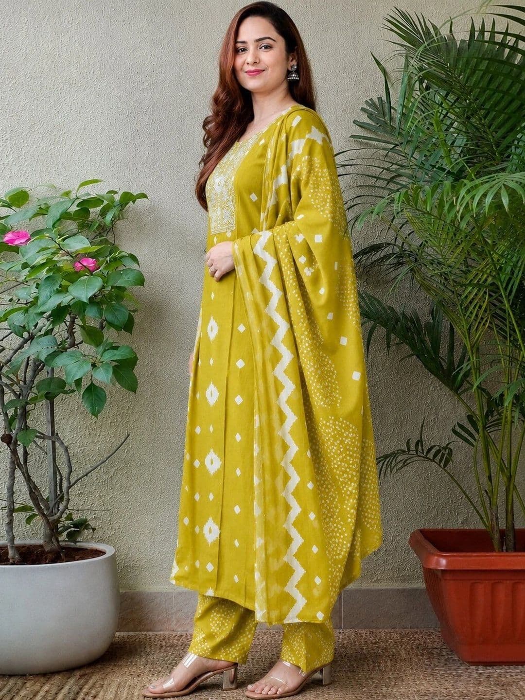 GLOWWORLD Women Floral Printed Regular Thread Work Pure Cotton Kurta with Trousers & With Dupatta thumbnail 5