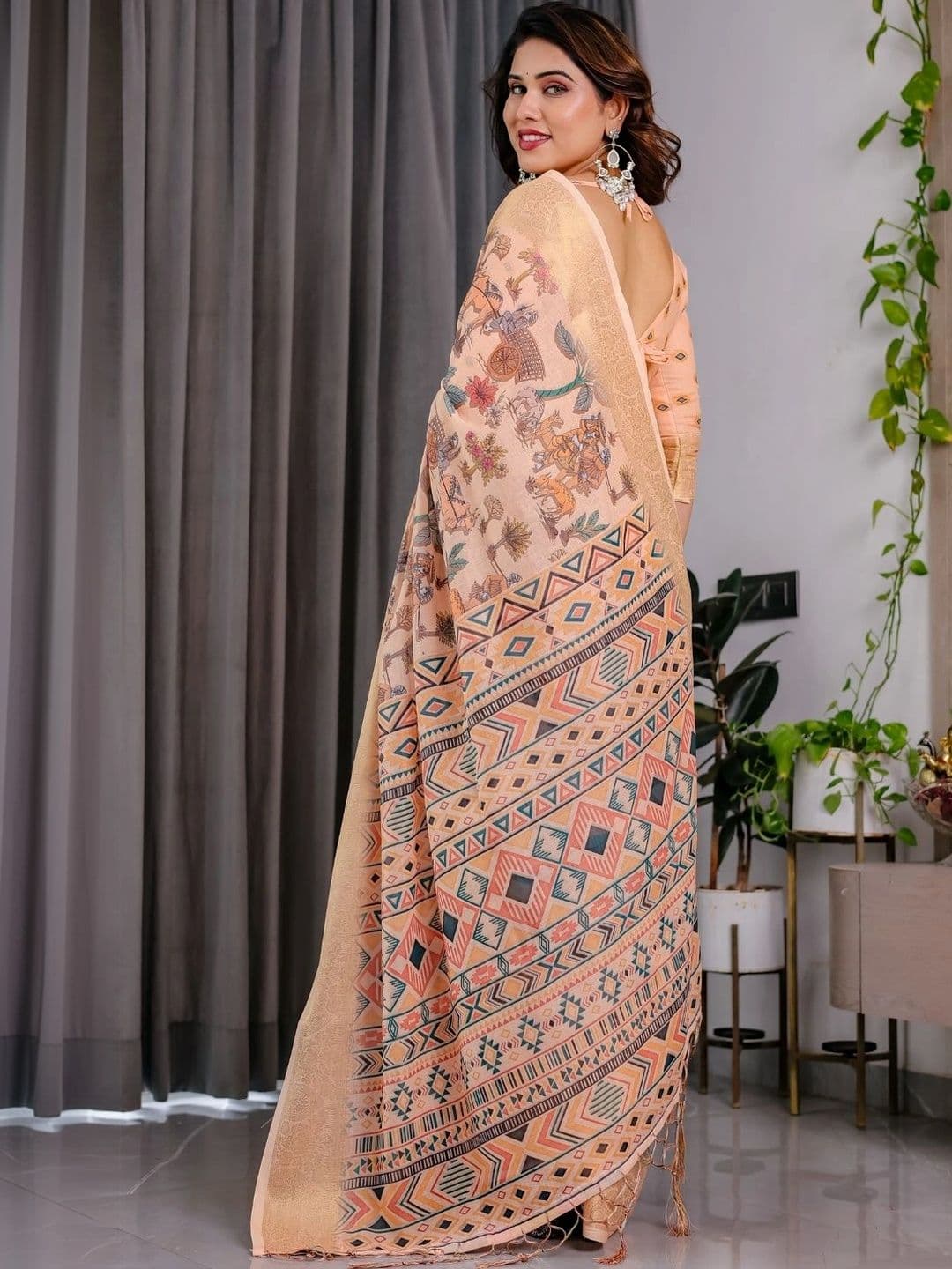 Mitera Women Floral Silk Blend Designer Saree thumbnail 6