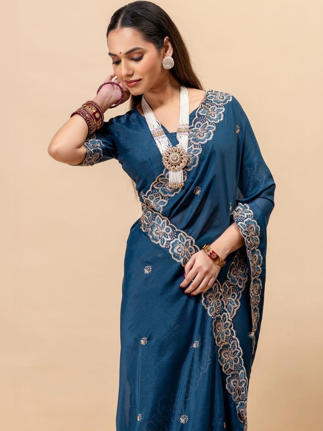 Saanvi Floral Embroidered Poly Georgette Saree thumbnail 3