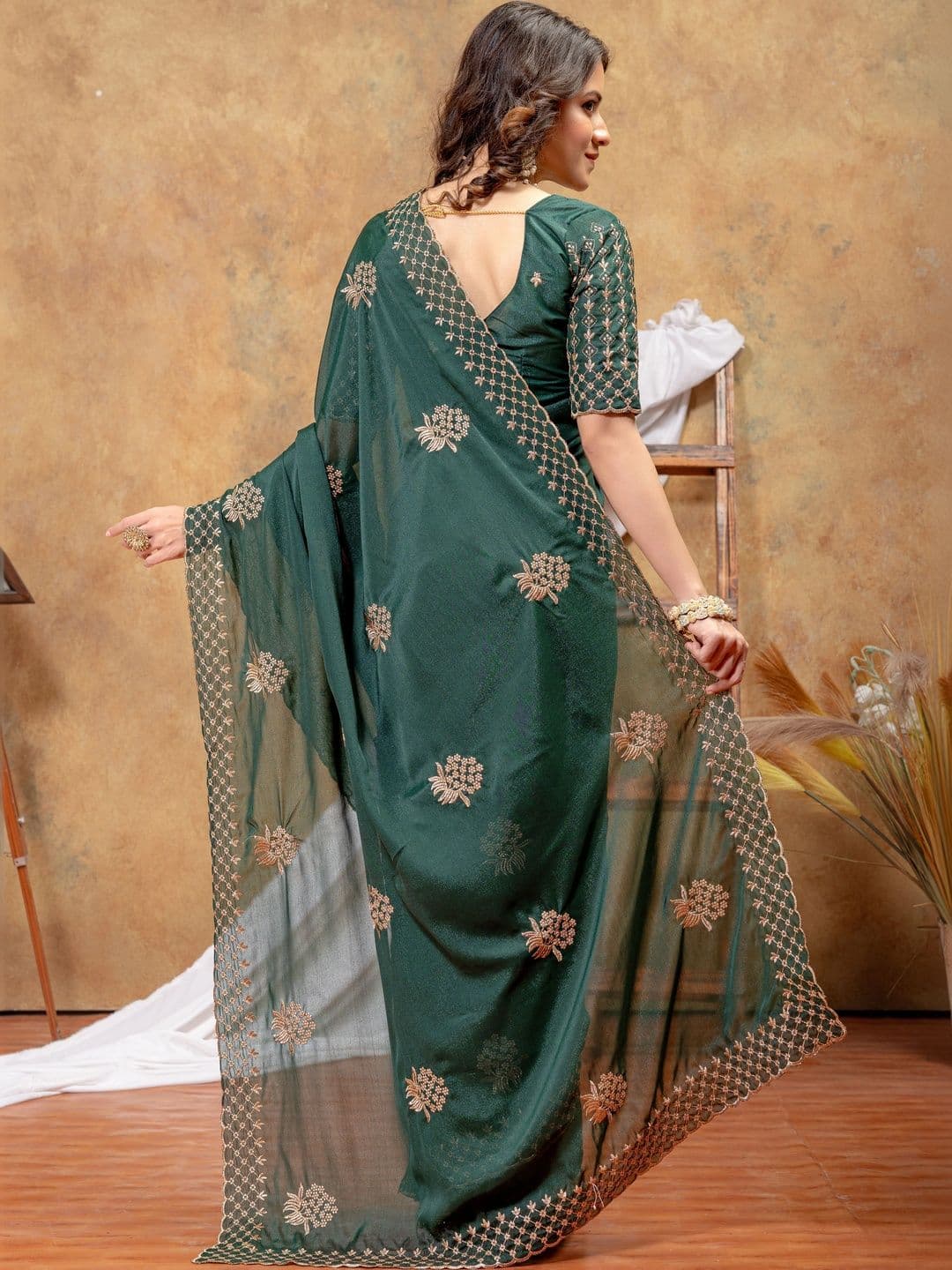 Saanvi Floral Embroidered Poly Georgette Saree thumbnail 5
