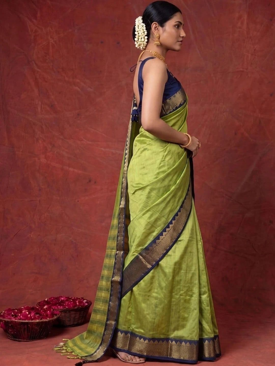SAMANTHA Woven Design Zari Silk Blend Banarasi Saree thumbnail 5
