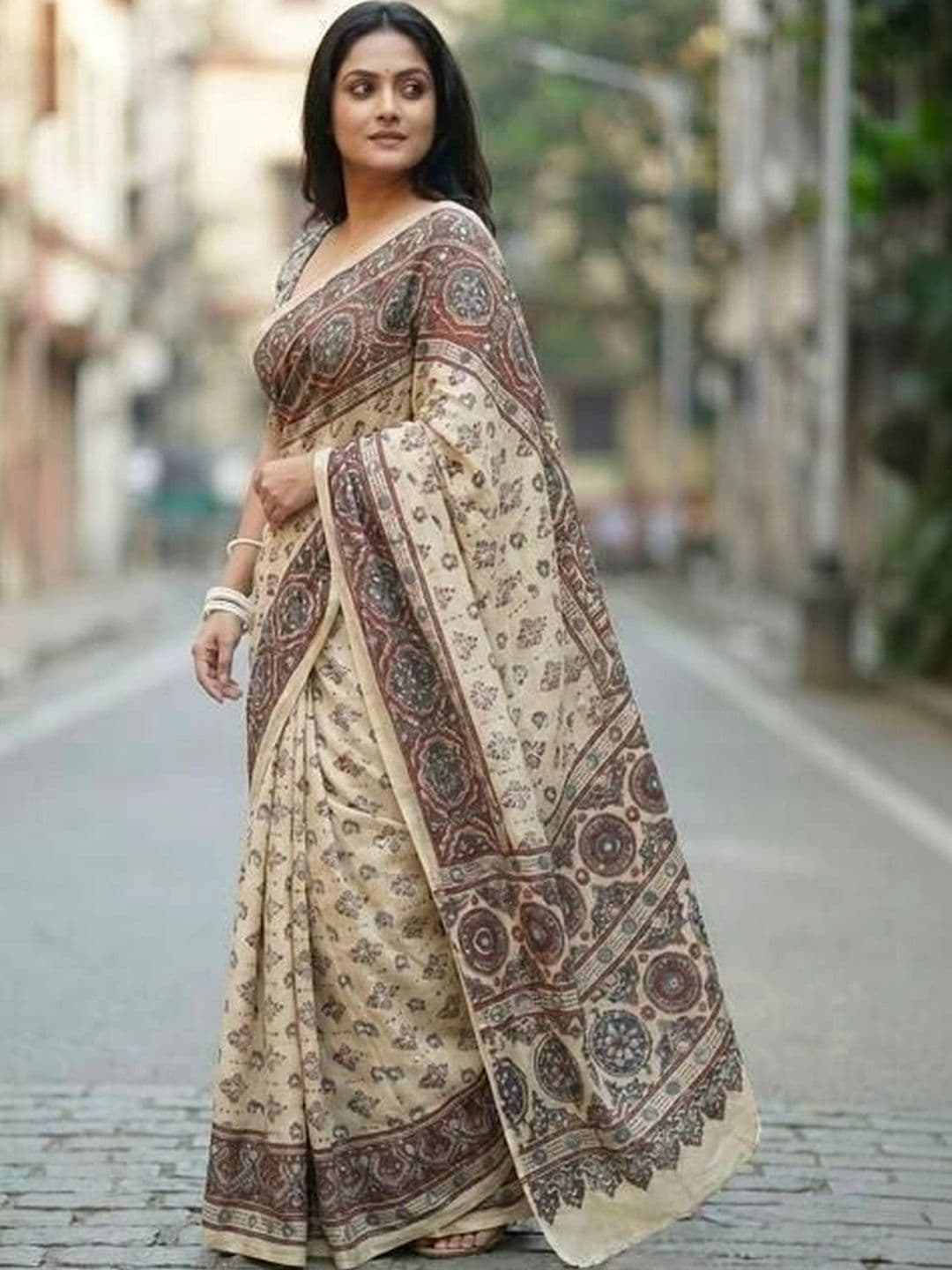 Saanvi Embroidered Silk Blend Saree thumbnail 4