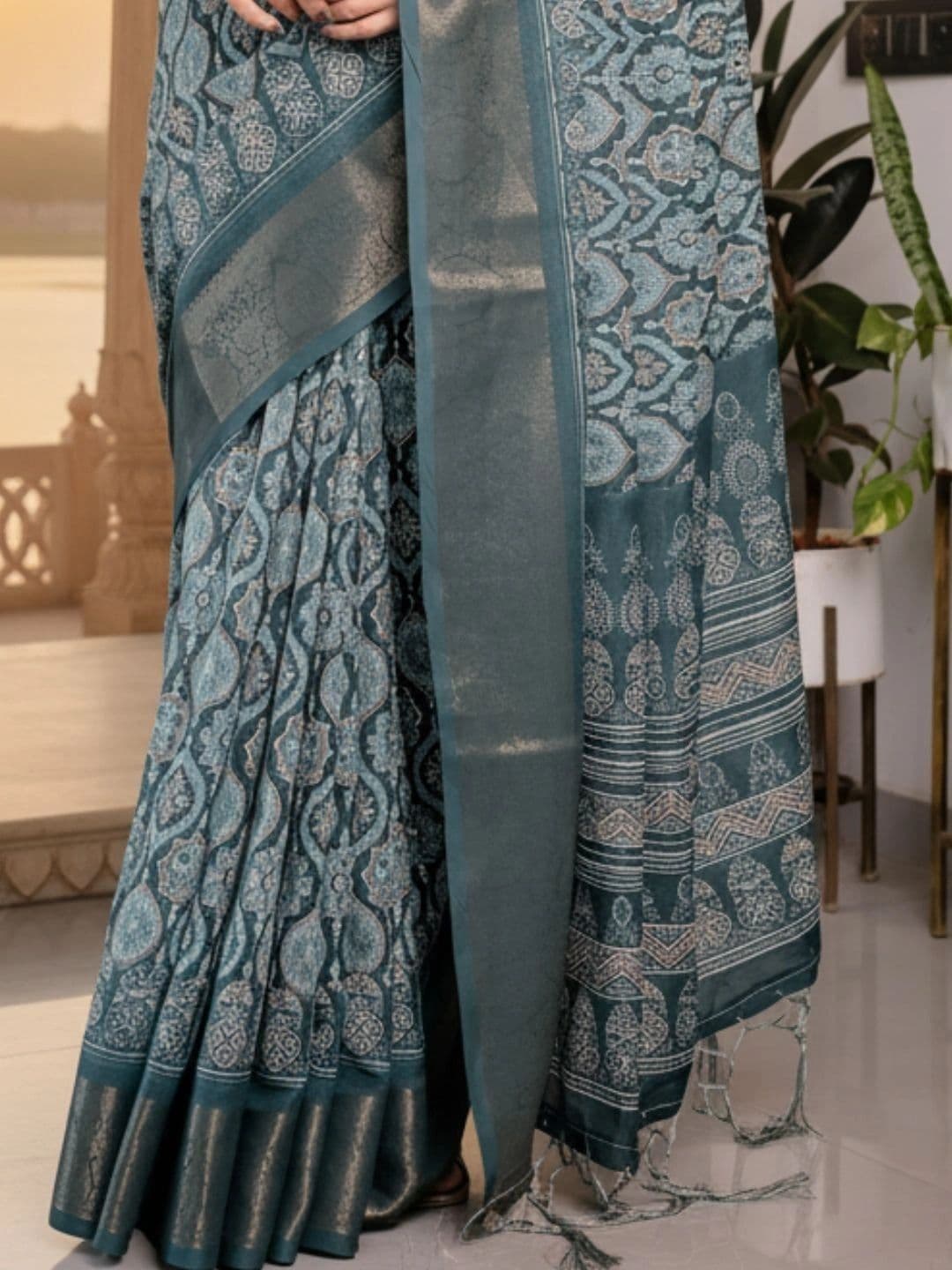 Mitera Silk Blend Designer Saree thumbnail 3