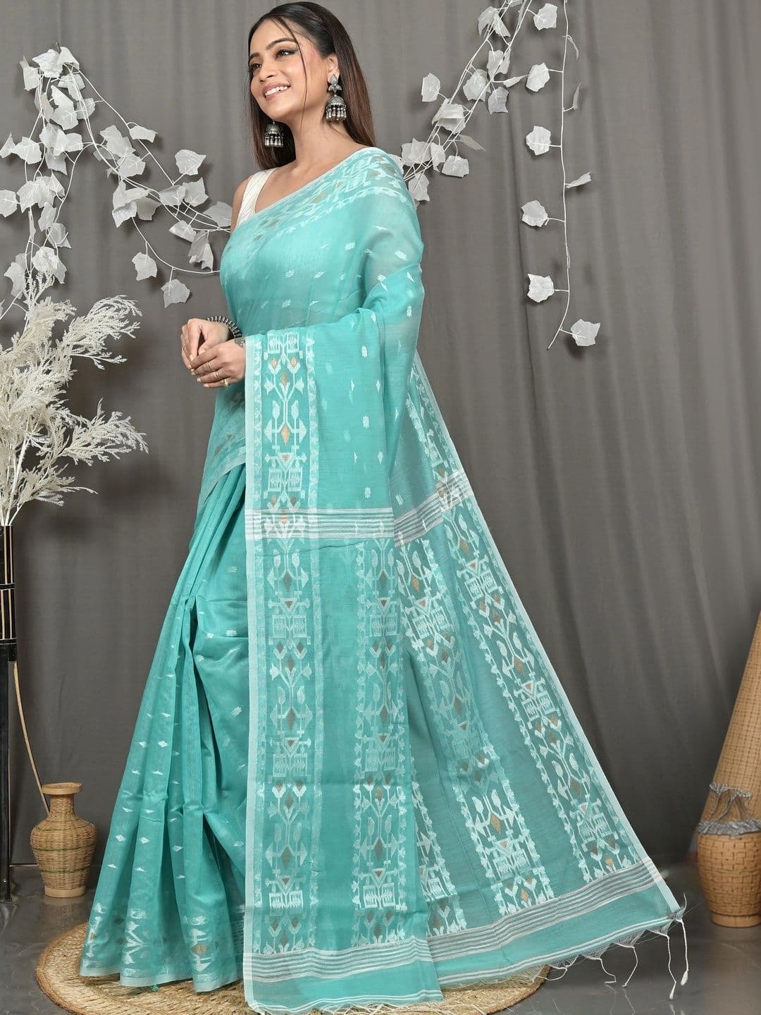 DipDiya Women Woven Design Sequinned Handloom Taant Saree thumbnail 4