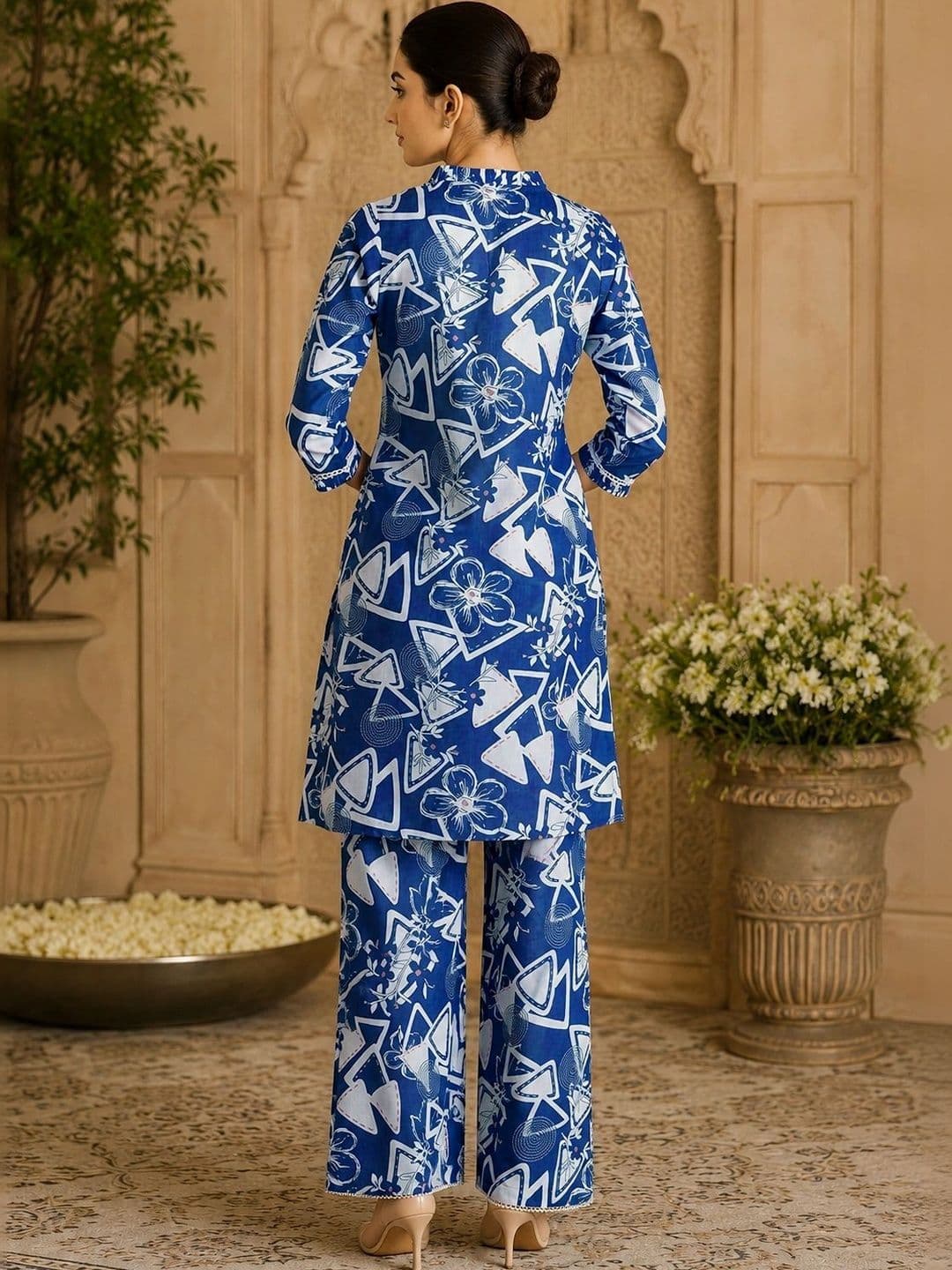 Bunai Women Printed Regular Kurta with Trousers thumbnail 4
