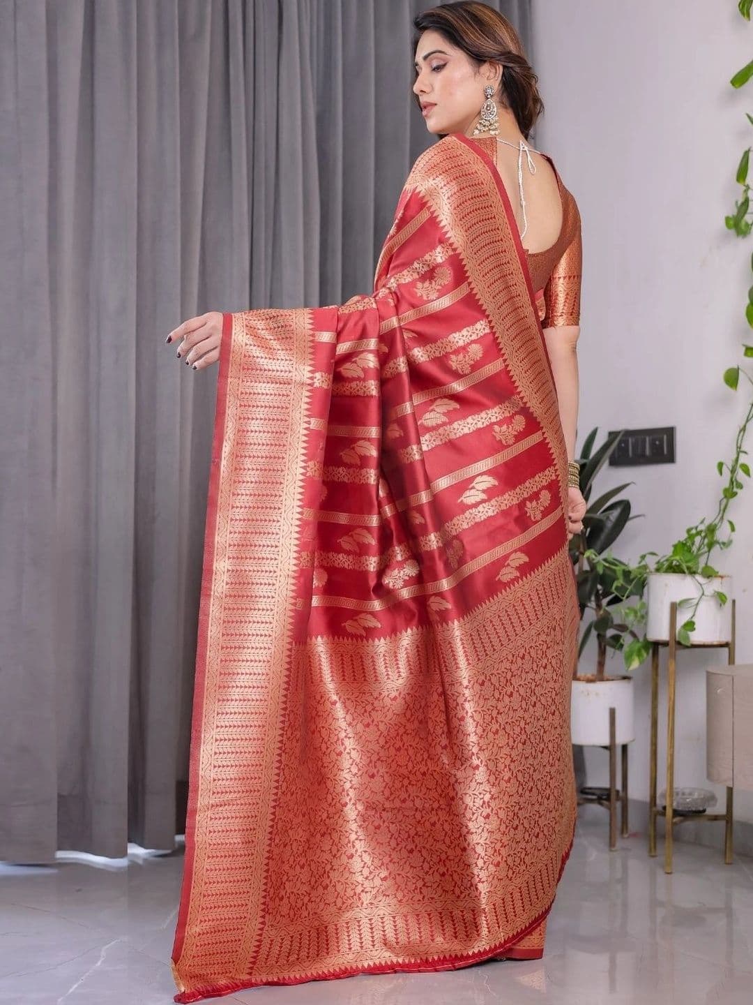 Mitera Woven Design Zari Silk Blend Designer Saree thumbnail 5