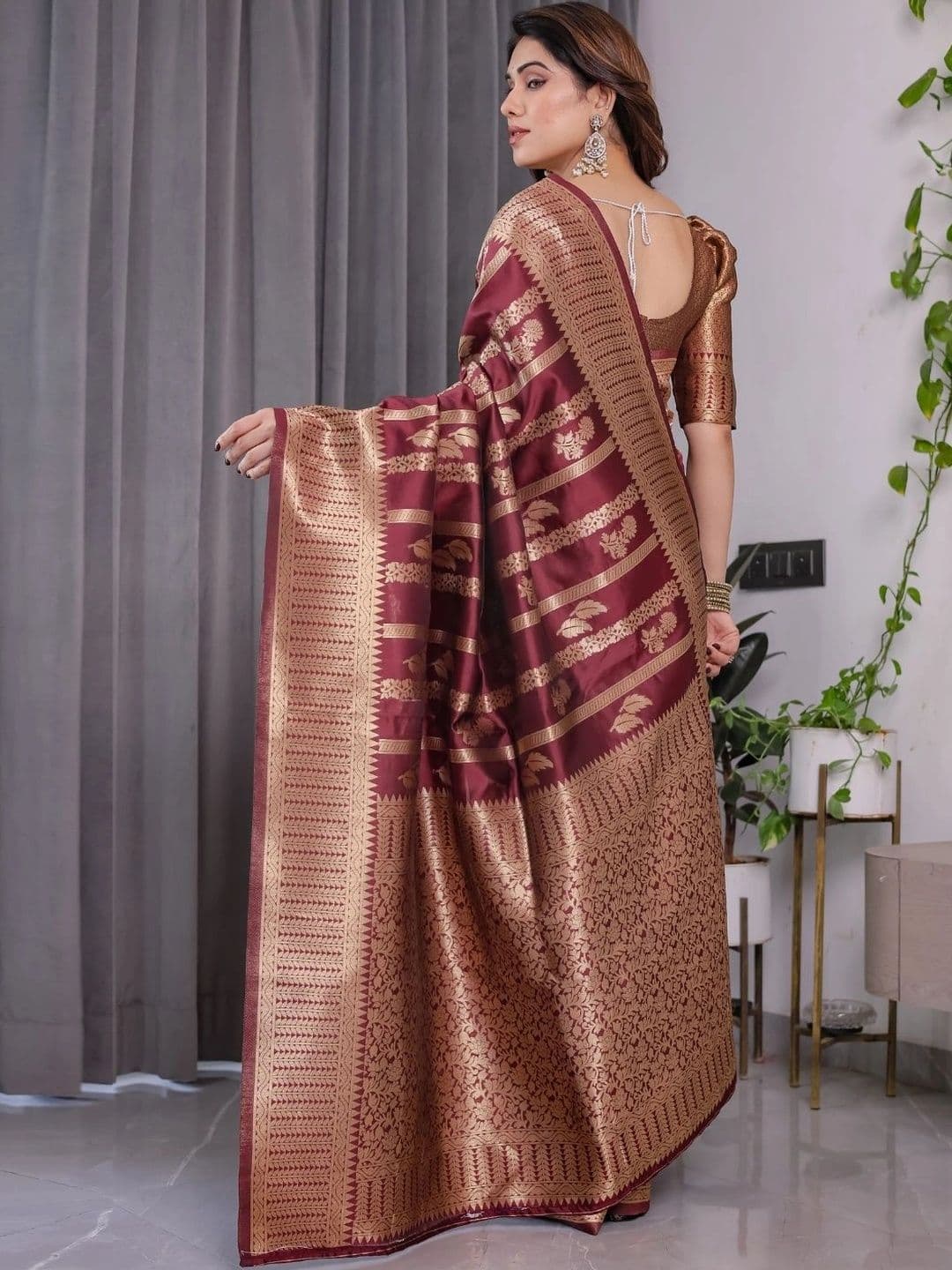 Mitera Woven Design Zari Silk Blend Designer Saree thumbnail 6