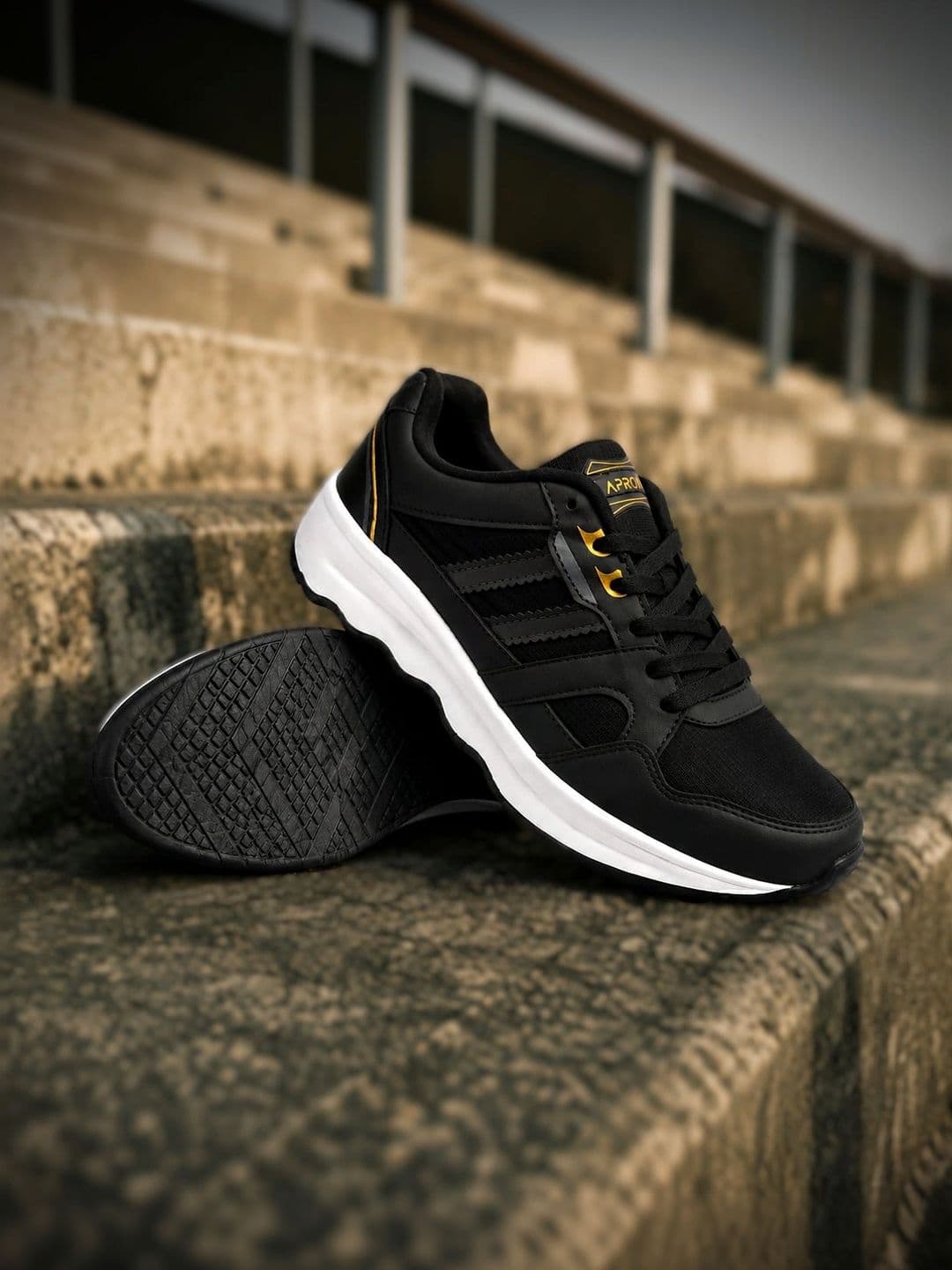 APRON Men Running Shoes - view 1