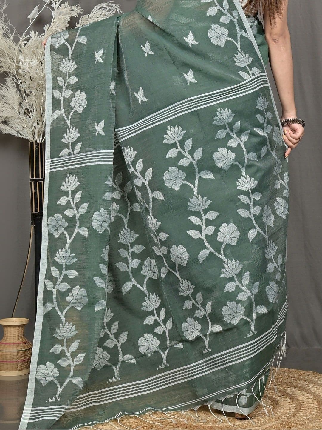 DipDiya Floral Sequinned Handloom Taant Saree thumbnail 3