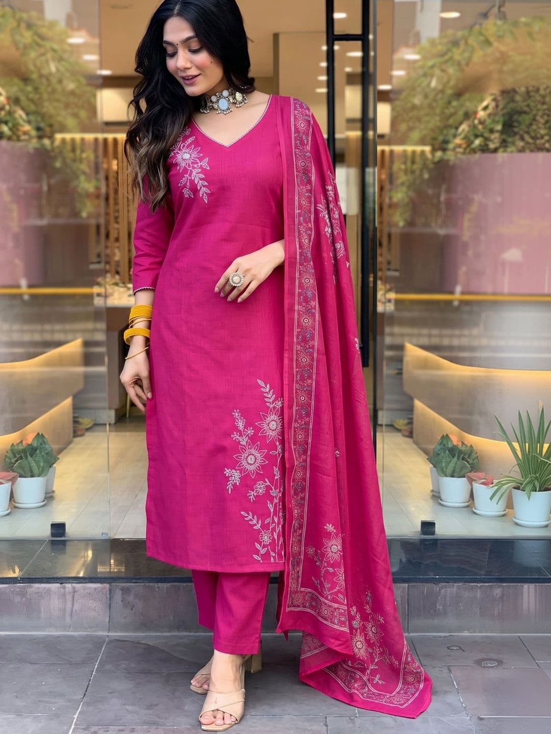 Anouk Women Ethnic Motifs Embroidered Regular Thread Work Kurta Set thumbnail 6