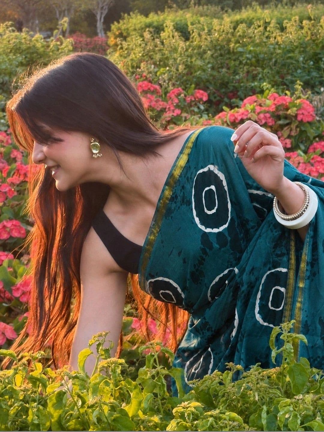 Lovwear Women Ethnic Motifs Pure Cotton Handloom Ikat Saree thumbnail 2