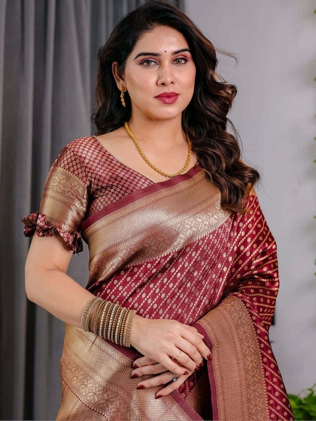Mitera Woven Design Zari Silk Blend Designer Saree thumbnail 4