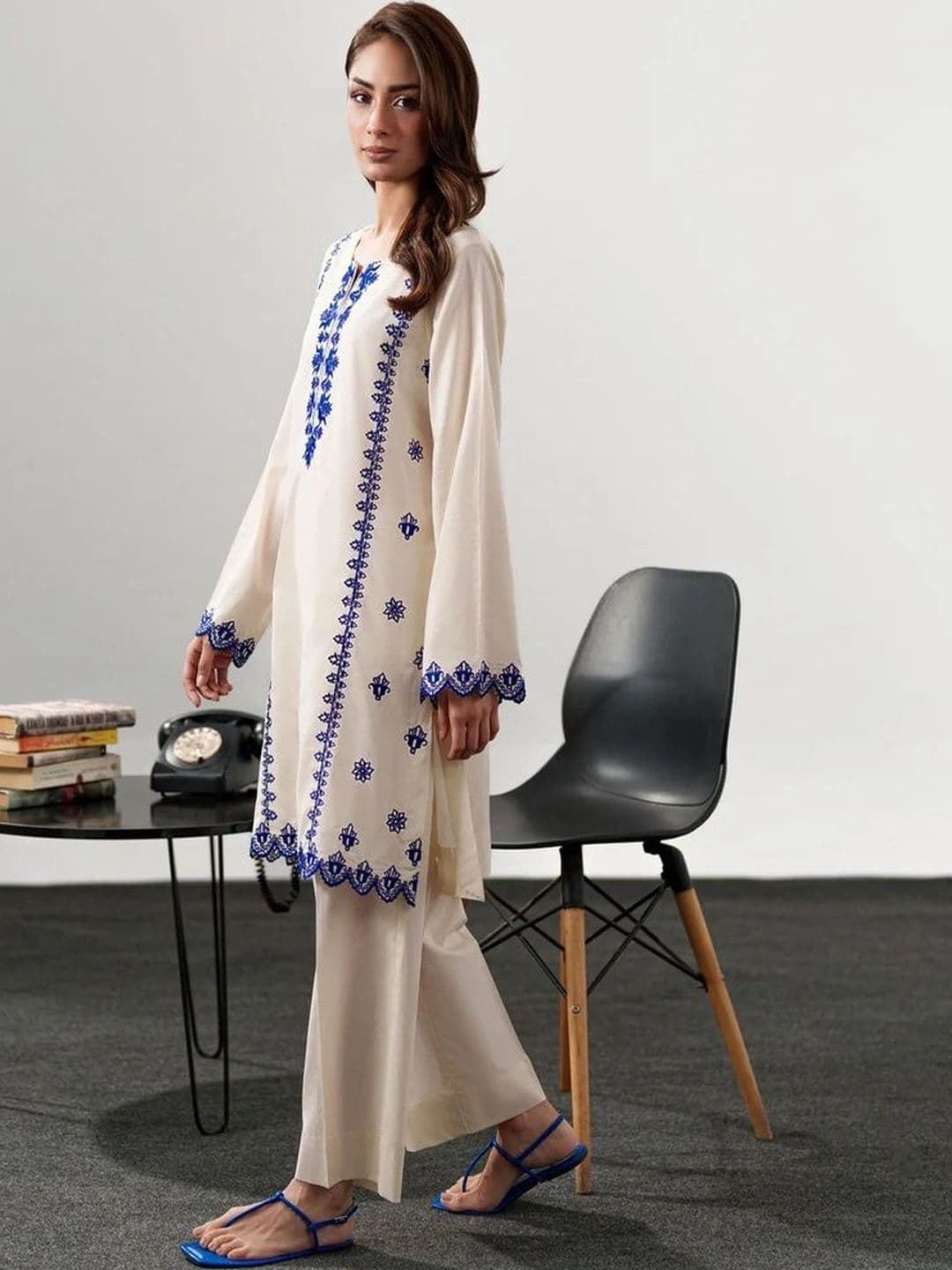 Anouk Women Ethnic  Embroidered Regular Thread Work Chanderi Silk Kurta with Trousers thumbnail 3