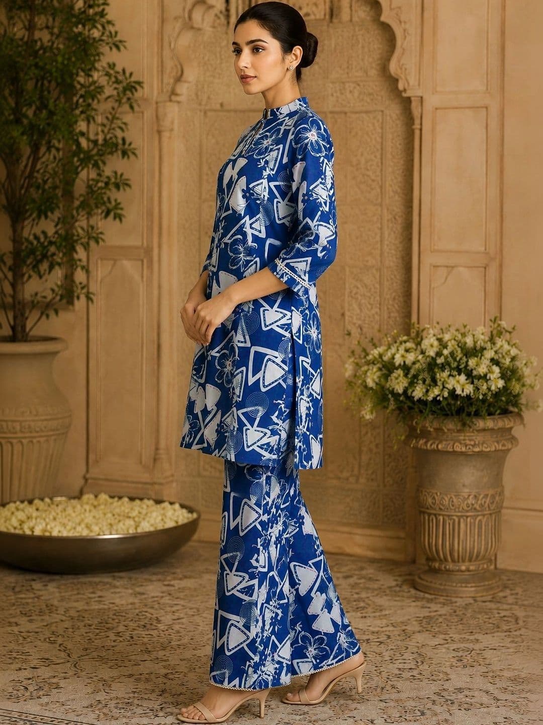 Bunai Women Printed Regular Kurta with Trousers thumbnail 3