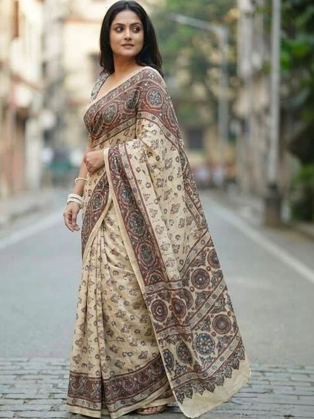 Vastra Drape Women Sequinned Silk Blend Saree thumbnail 3
