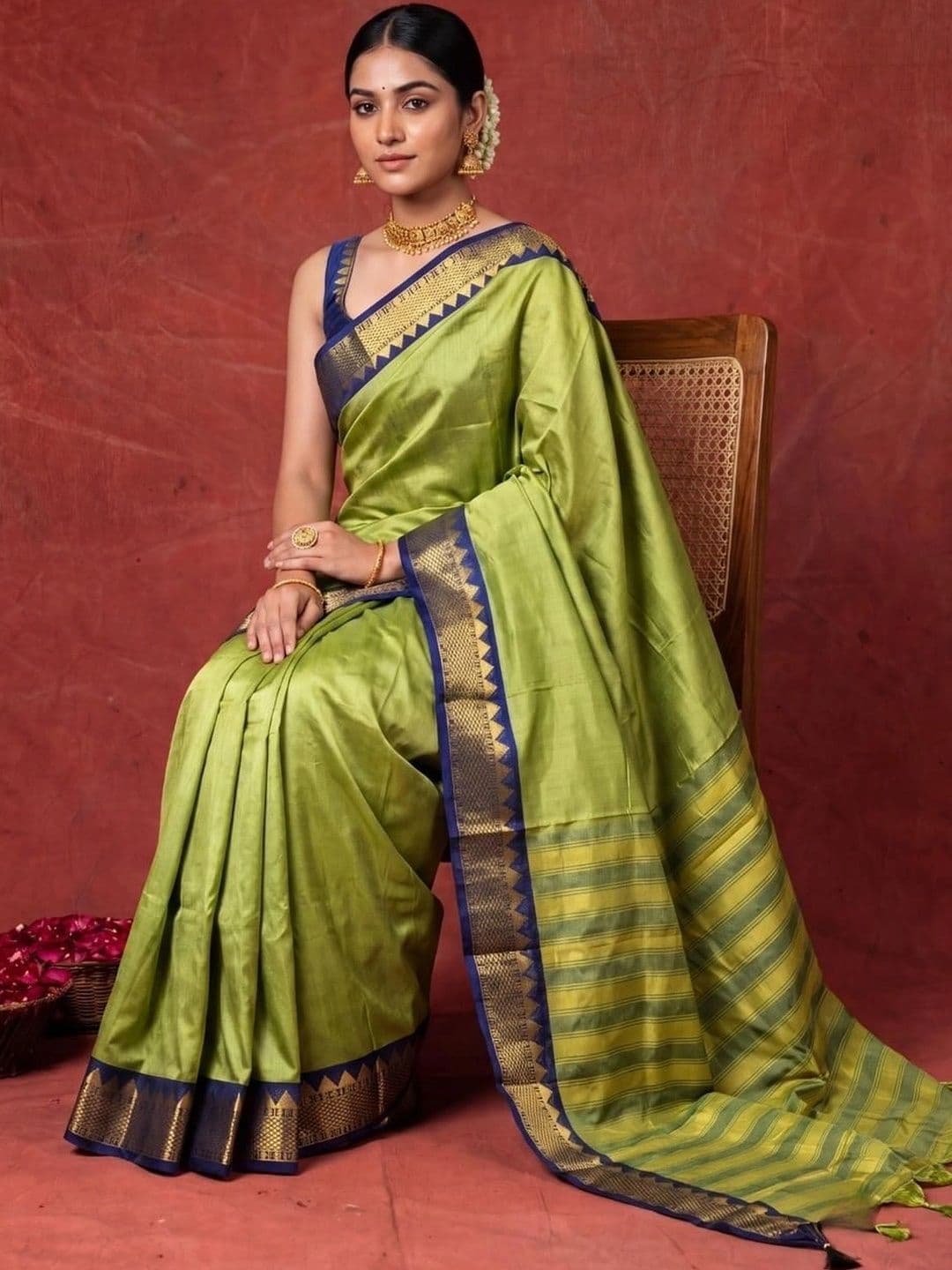 SAMANTHA Woven Design Zari Silk Blend Banarasi Saree thumbnail 7