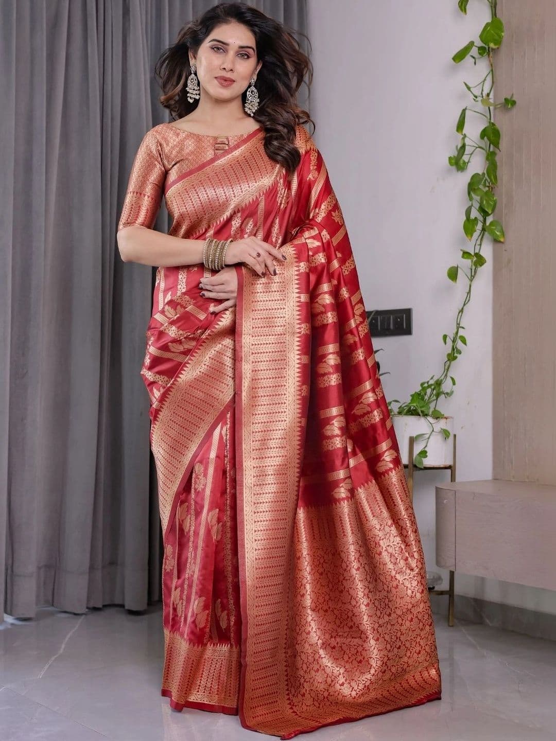 Mitera Woven Design Zari Silk Blend Designer Saree thumbnail 6