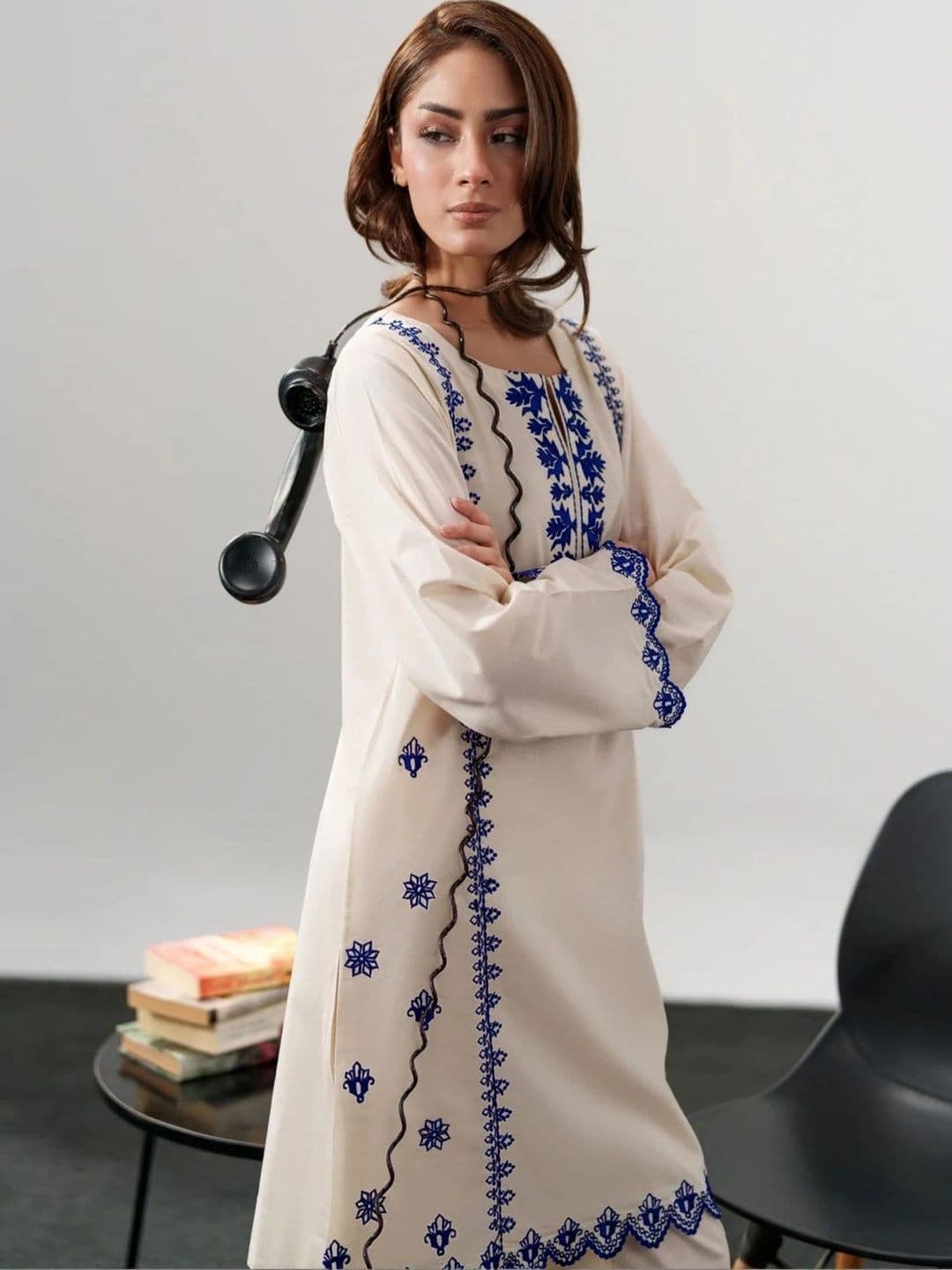 Anouk Women Ethnic  Embroidered Regular Thread Work Chanderi Silk Kurta with Trousers thumbnail 5