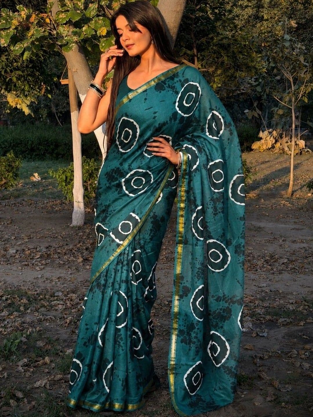 Lovwear Women Ethnic Motifs Pure Cotton Handloom Ikat Saree thumbnail 4